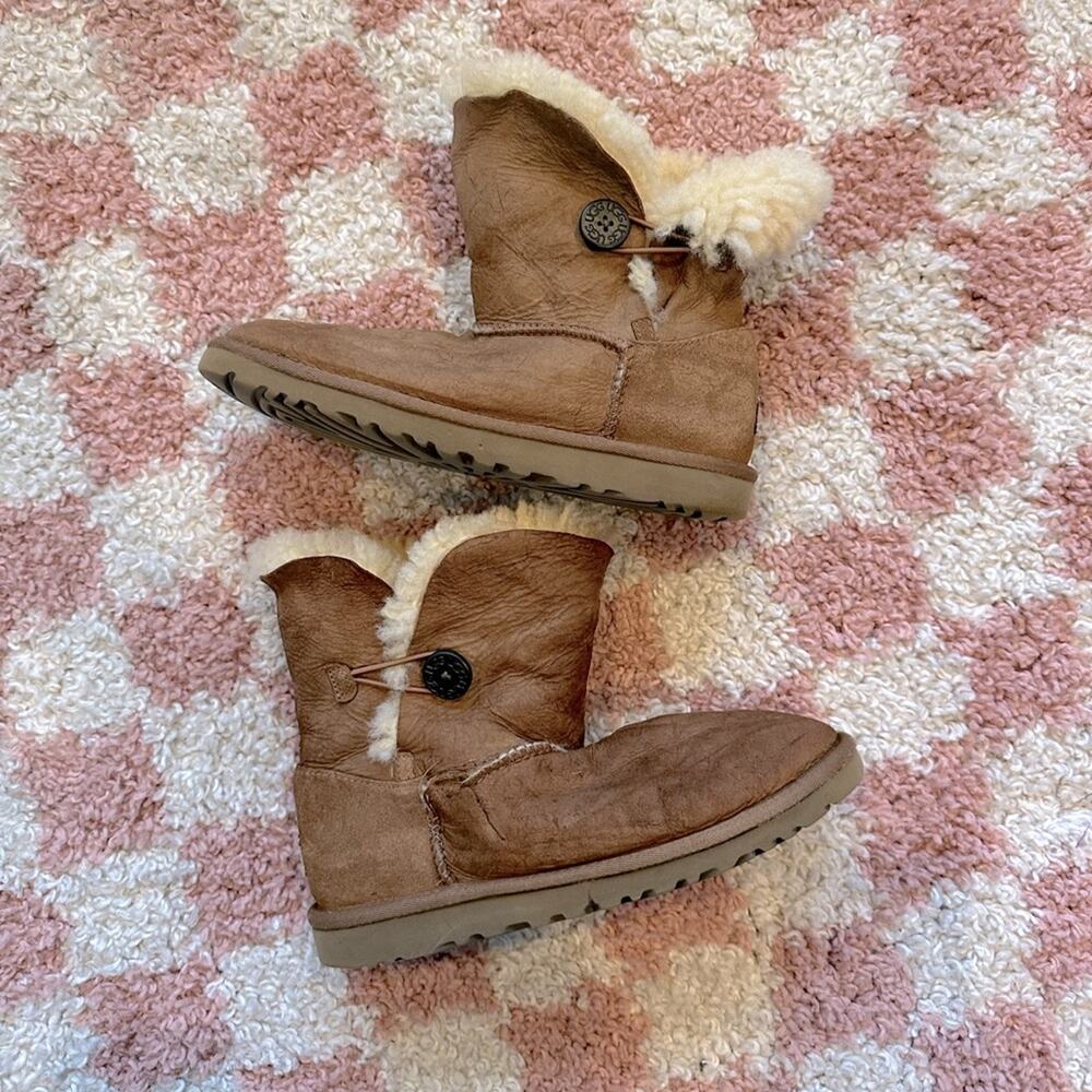 UGG 5 Bailey Sheepskin Ankle Boots Women’s Suede Fur Lined Cozy Winter Y2K